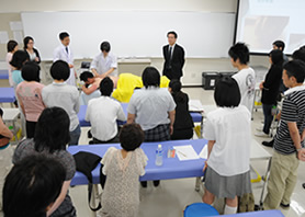 はり・きゅうの実演をする松下先生