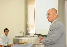 森ノ宮の柔道整復学科の特長を説明する吉川学科長