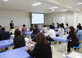 鍼灸について説明する鍼灸学科の松下先生