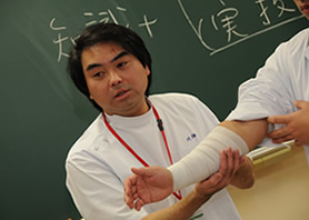 ケガの応急処置について説明する柔道整復学科の川畑先生