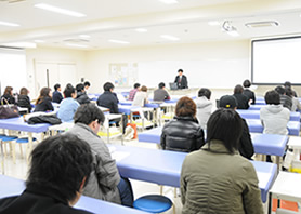 奨学金について詳しく説明する川鍋事務局長