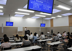 明橋先生のお話にメモを取る受講生