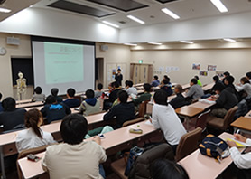 満員のセミナー会場