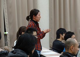 川口先生に質問する受講生