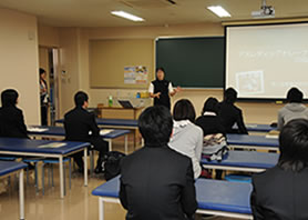 全体説明を行っています