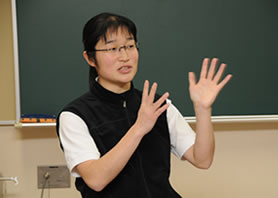 スポーツトレーナーの役割について説明する松下先生