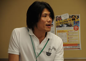 筋力トレーニングの基礎知識について説明する小笠原先生