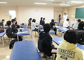 先生の説明を真剣に聞く参加者のみなさん