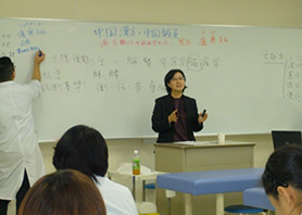 東洋医学における『月経』について説明される盧先生。「鍼灸女学生は多くの婦人科疾患を治せるように」との厳しいお言葉と講義内容でした