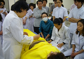 臨床の技を教わる！下腹部に施術中 盧先生の得意な婦人科疾患治療の様子です