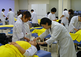 丁寧に教える盧先生！　熱心に学ぶ受講生達！！